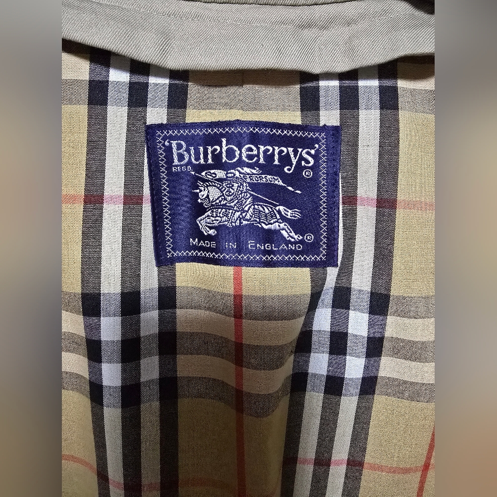 Vintage Burberry Classic Beige Trench Coat, With Removable Wool Liner - Picture 9 of 16